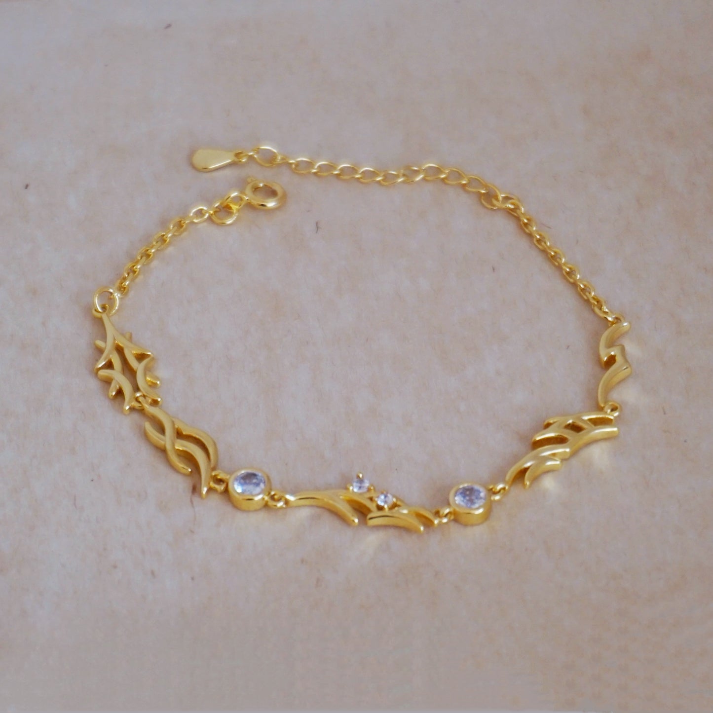 Diamond gold bracelet with Nushu script design